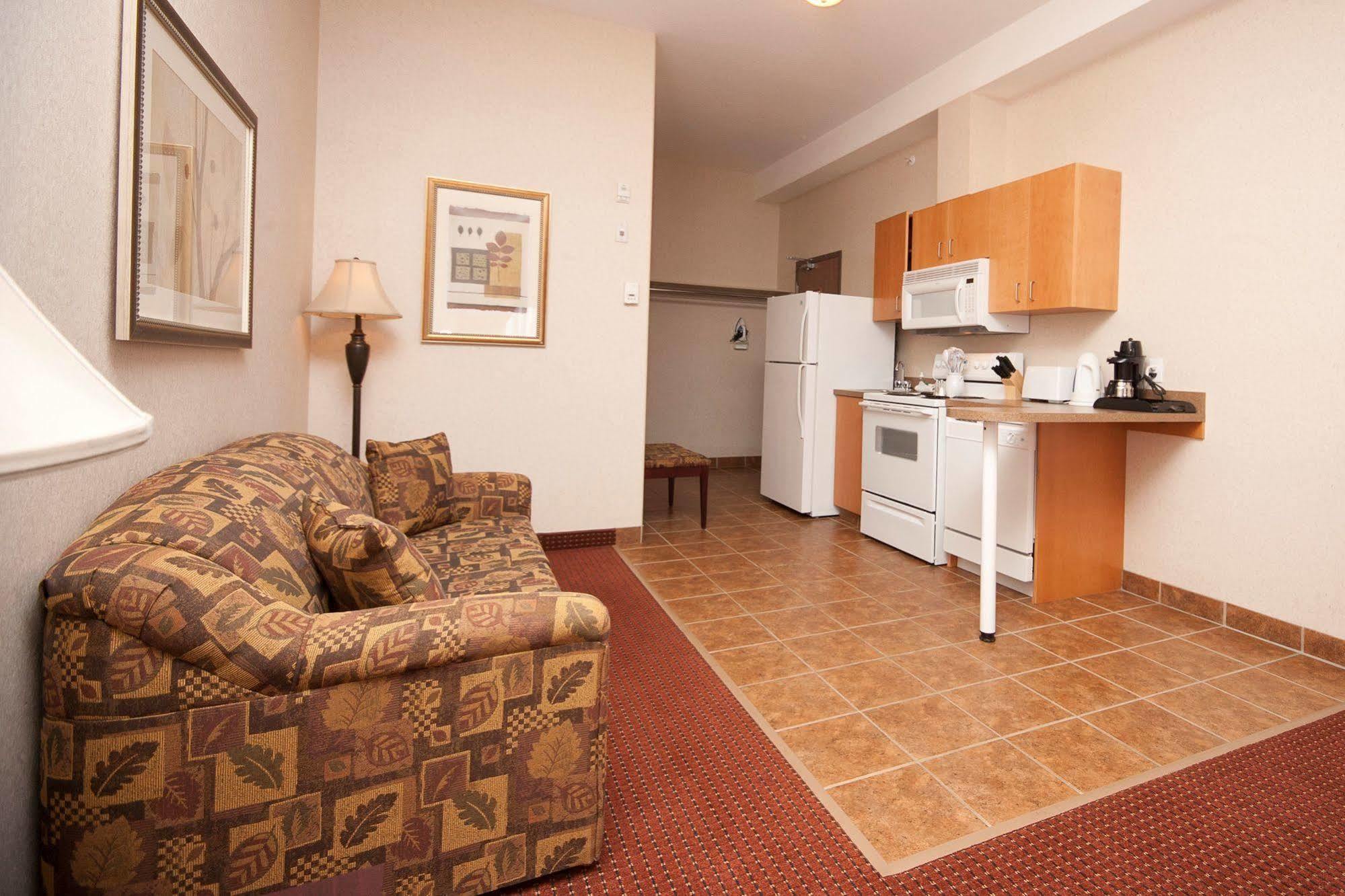 Peavine Inn & Suites High Prairie エクステリア 写真
