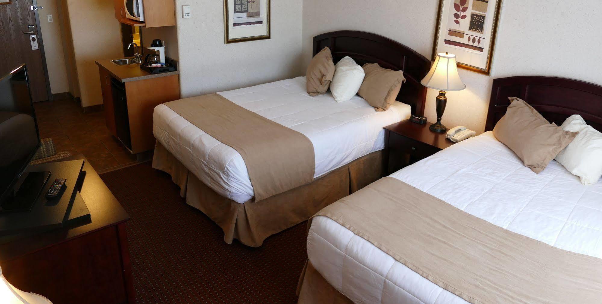 Peavine Inn & Suites High Prairie エクステリア 写真